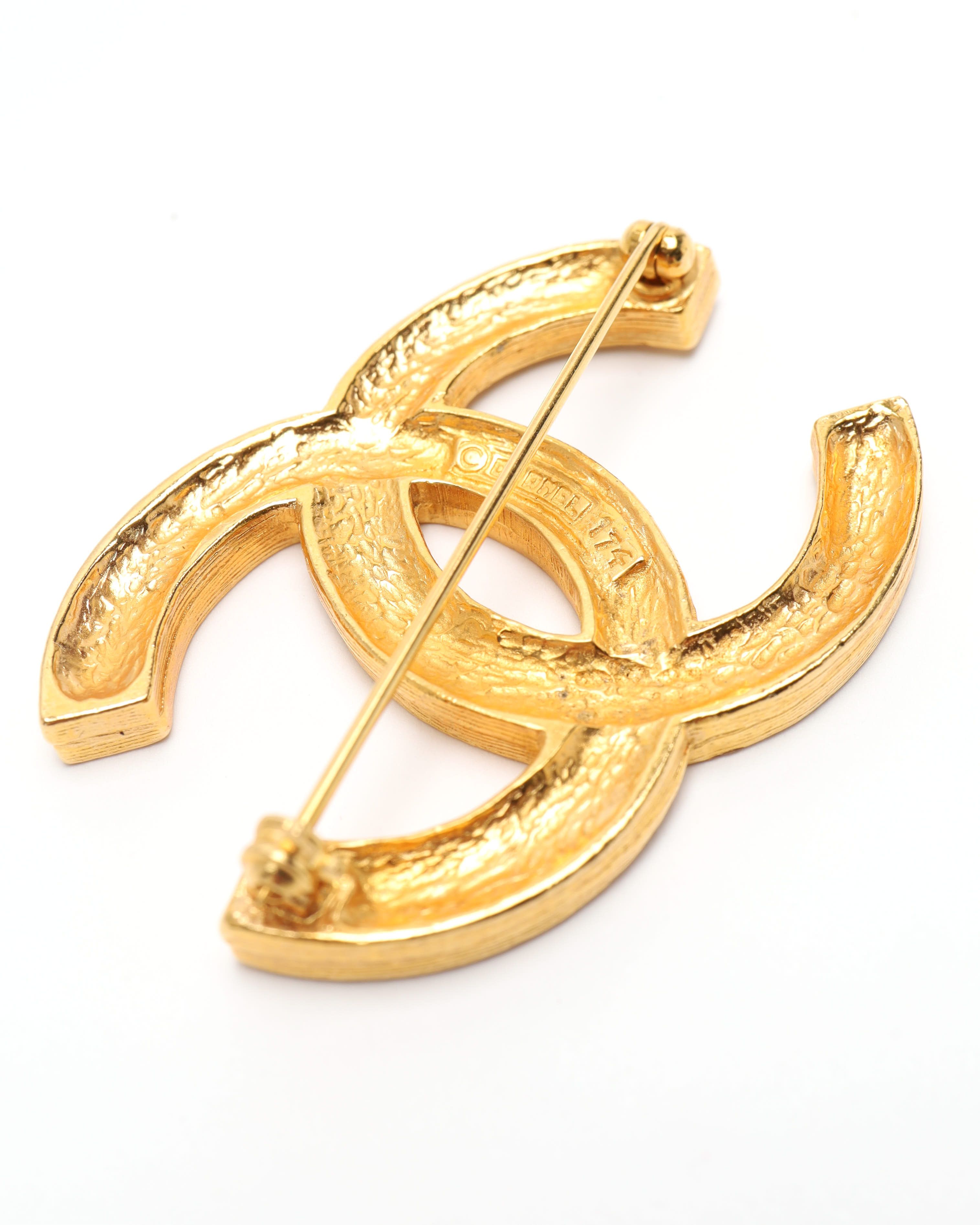 Pre-owned Chanel Coco Mark Rhinestone Brooch In Gold