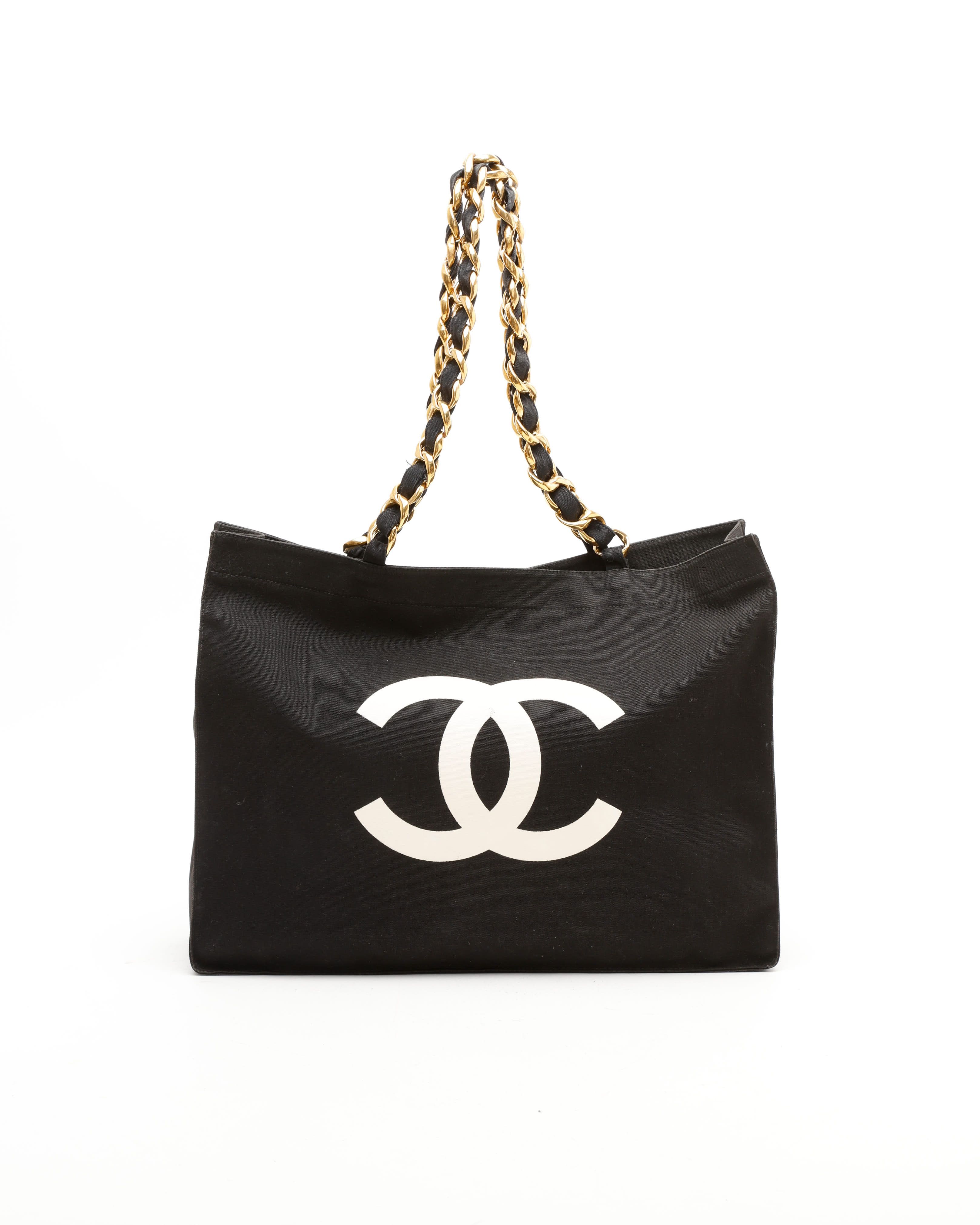 Click to view more detailed imagery on our partner's website Pre-owned Chanel Cc Chain Tote Bag In Black