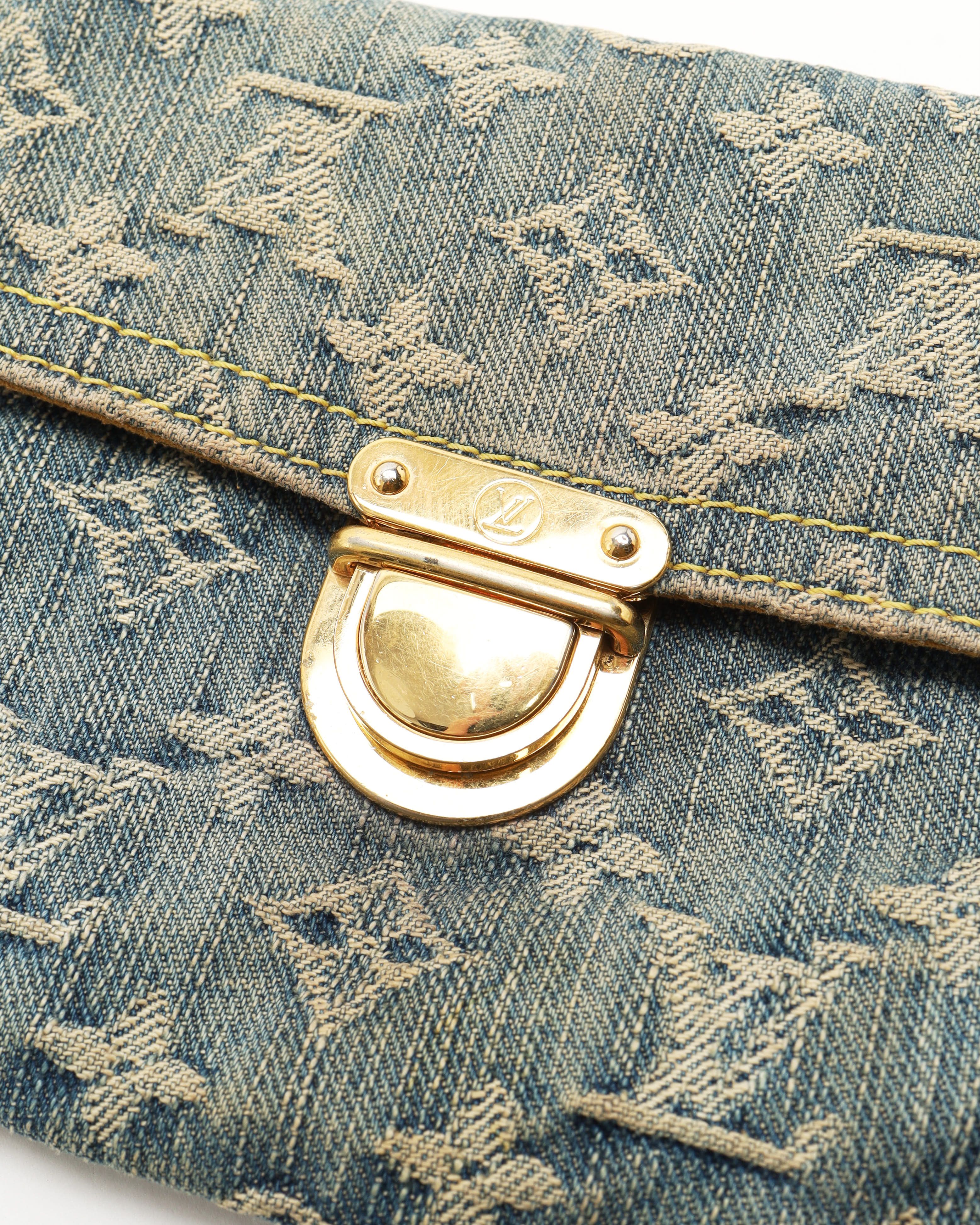 Pre-owned Louis Vuitton Monogram Denim Pratt Clutch In Blue