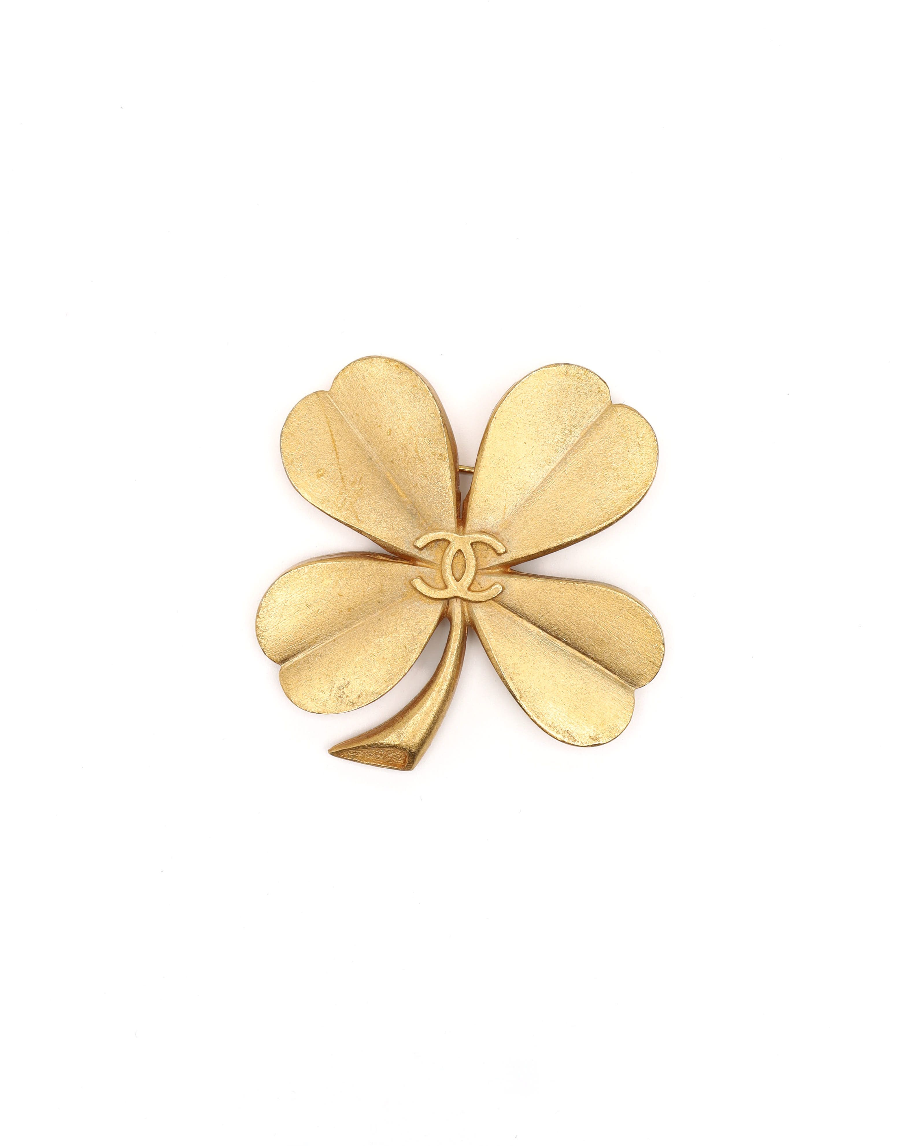 Pre-owned Chanel Cc Clover Brooch In Gold