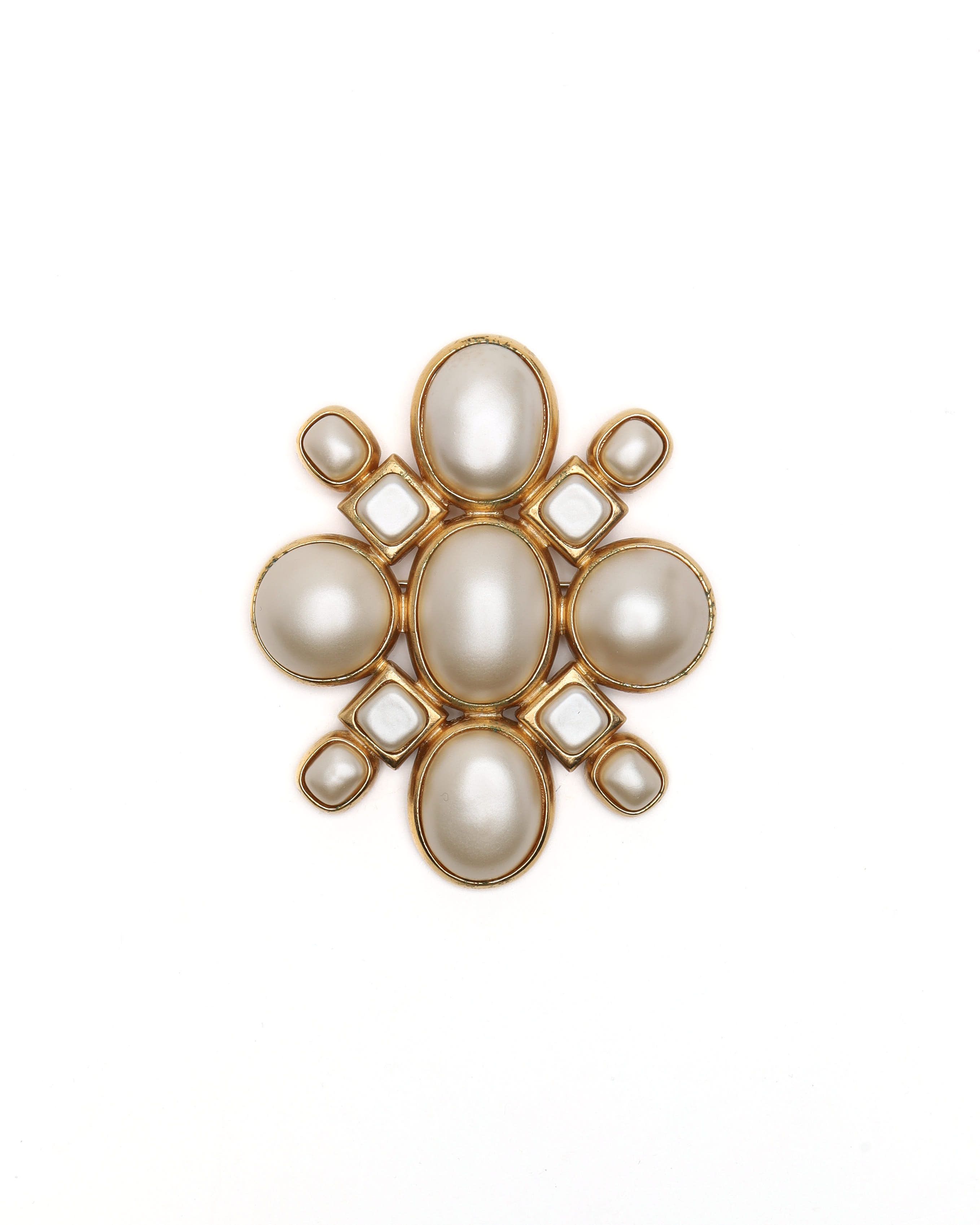 Pre-owned Chanel Pearl Brooch In Multi