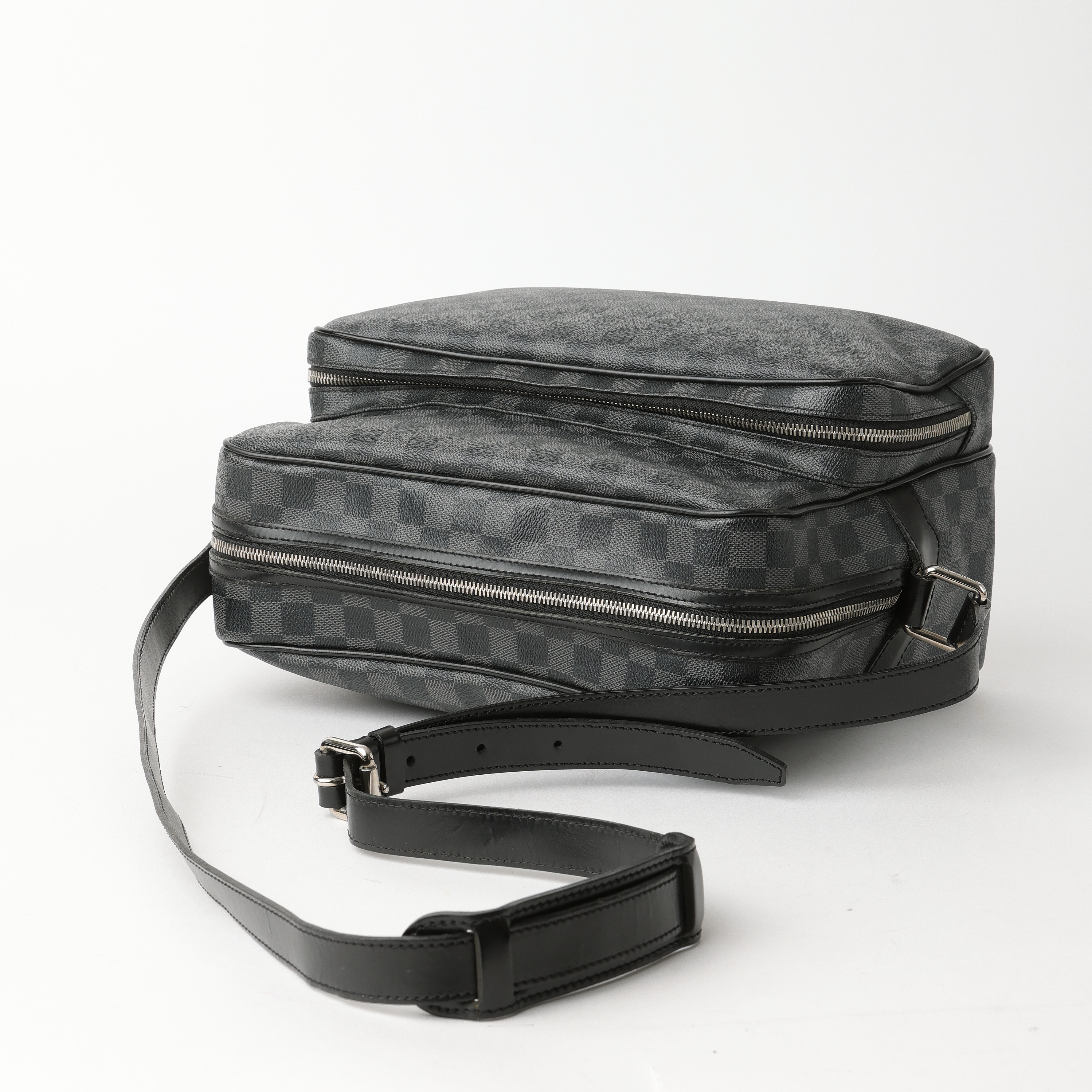 Pre-owned Louis Vuitton Damier Graphite Leoh Messenger Bag