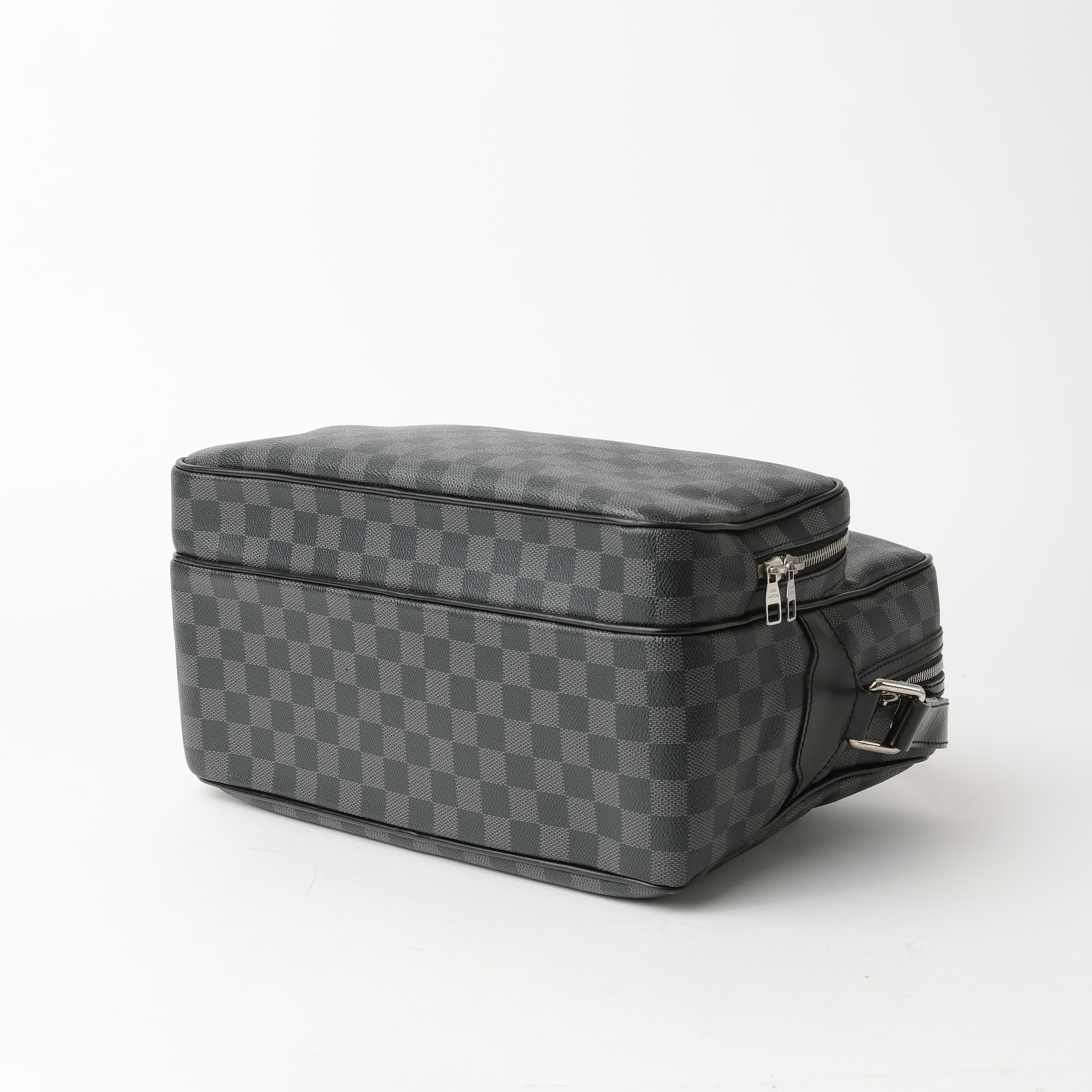 Pre-owned Louis Vuitton Damier Graphite Leoh Messenger Bag