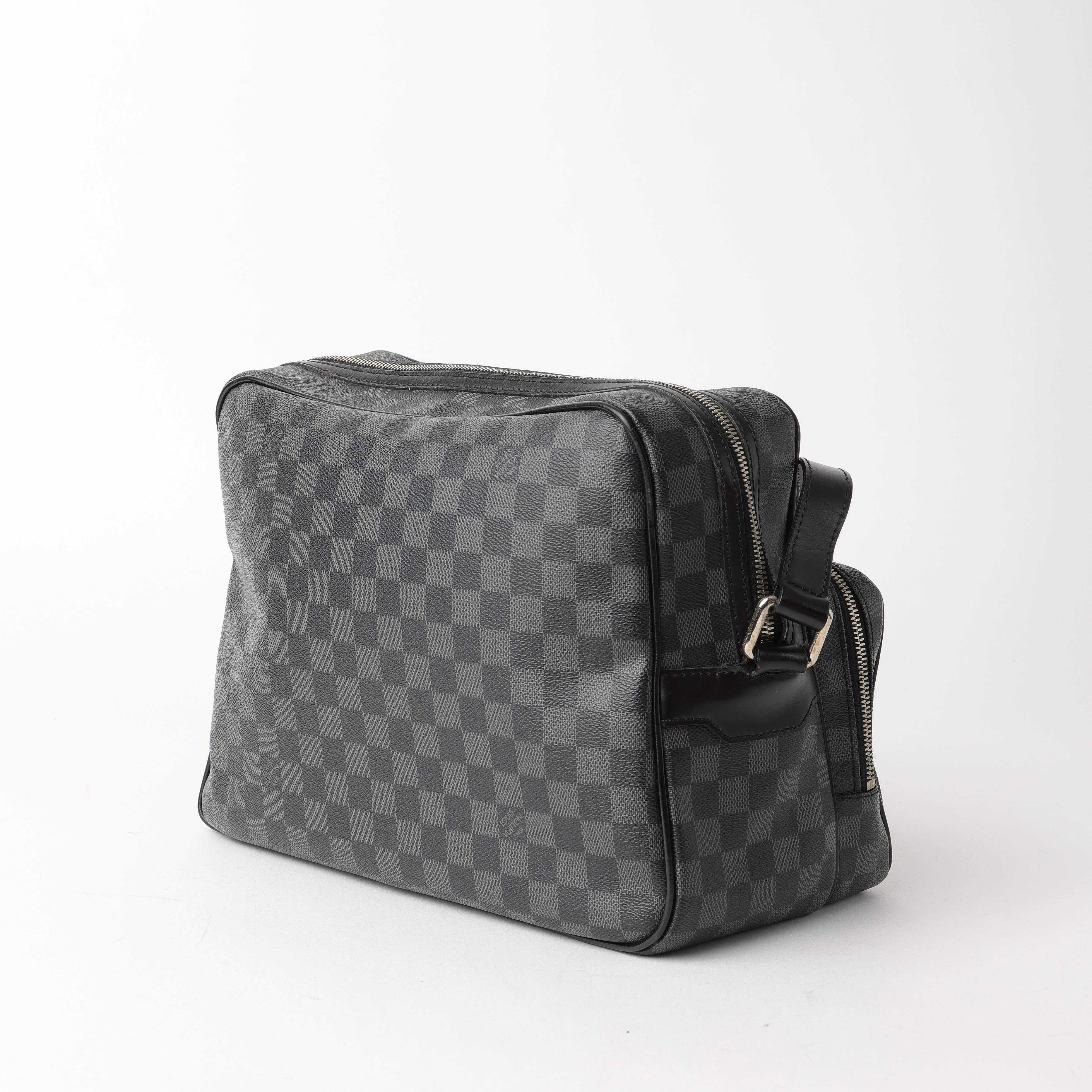 Pre-owned Louis Vuitton Damier Graphite Leoh Messenger Bag