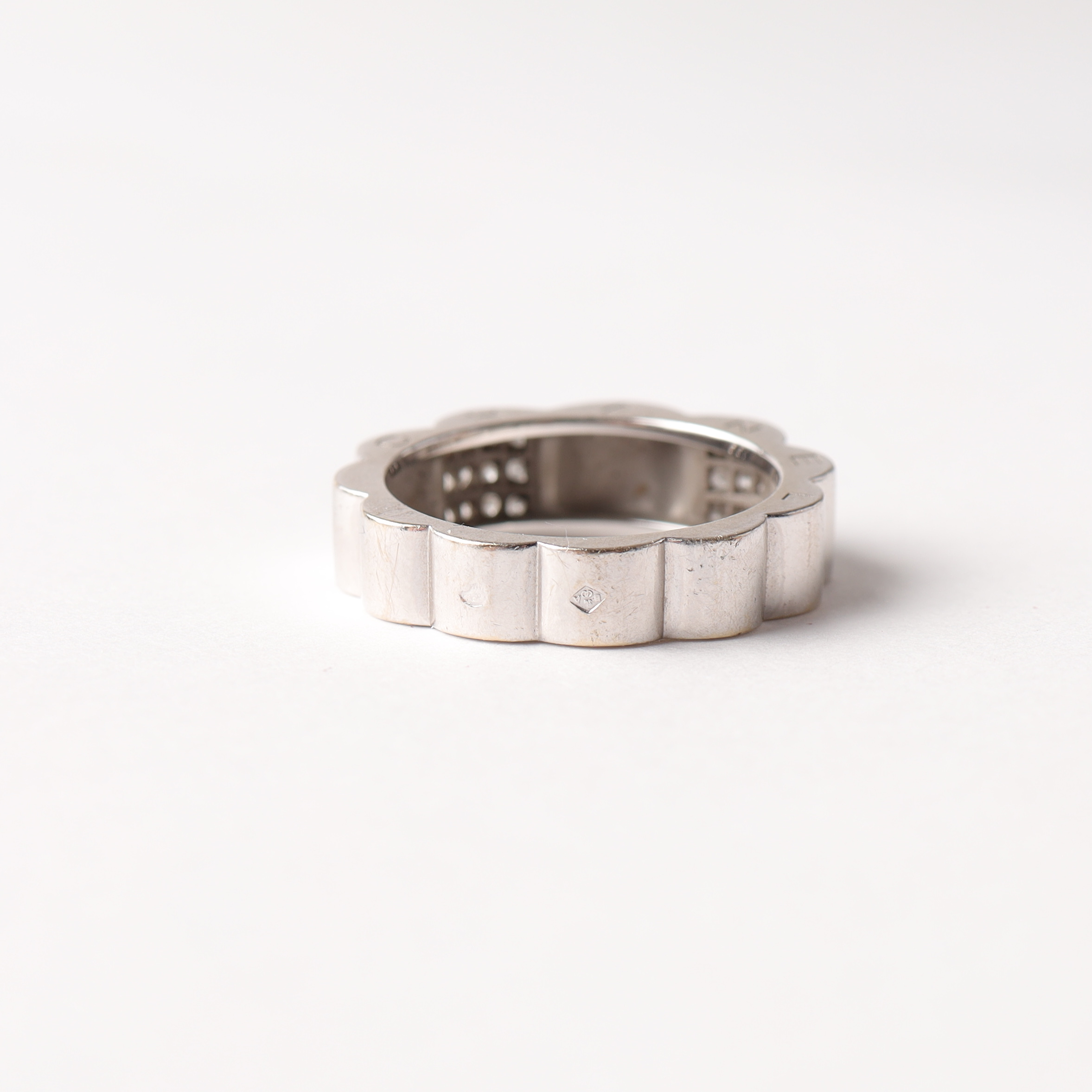 Pre-owned Chanel Diamond Profil De Camélia Band Ring