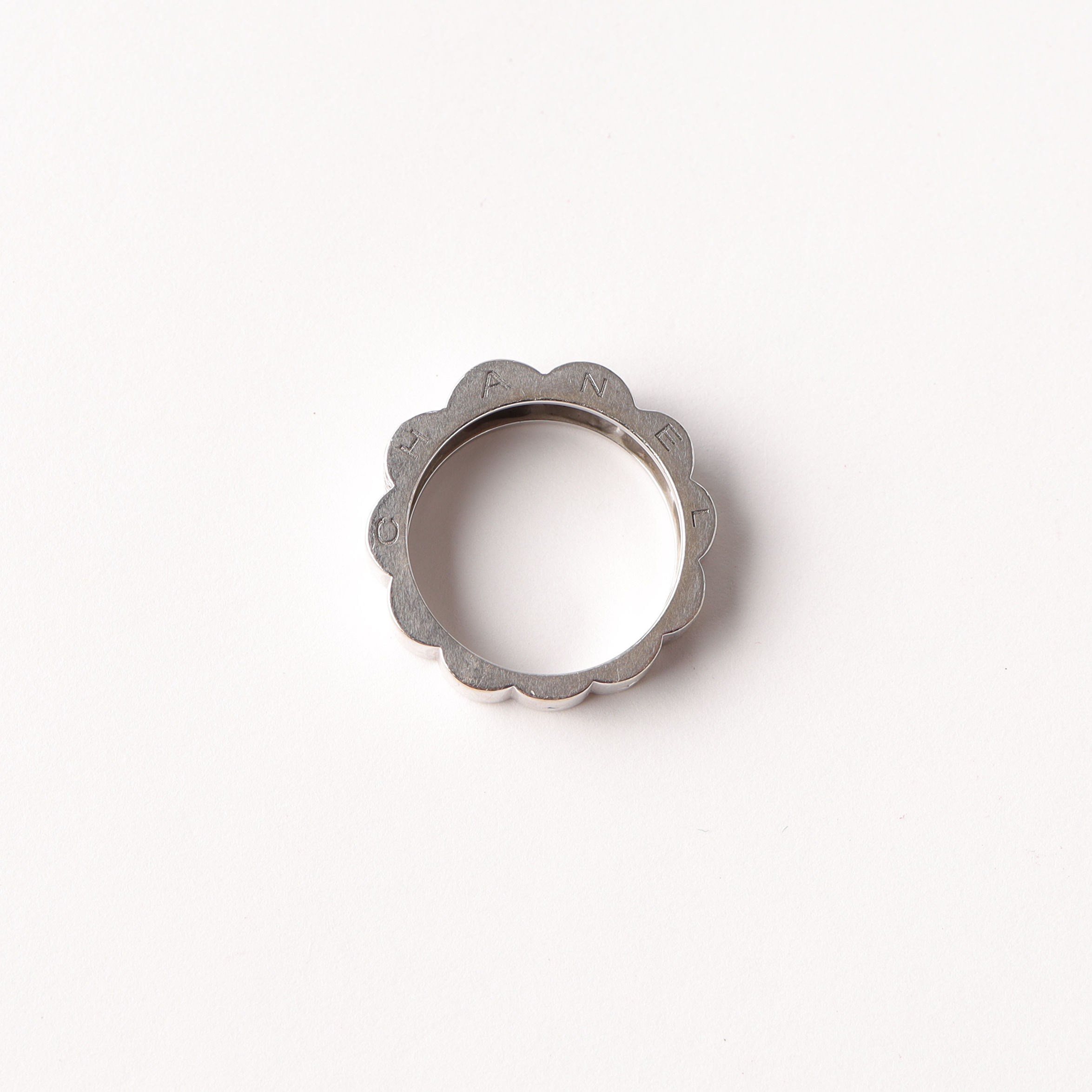 Pre-owned Chanel Diamond Profil De Camélia Band Ring